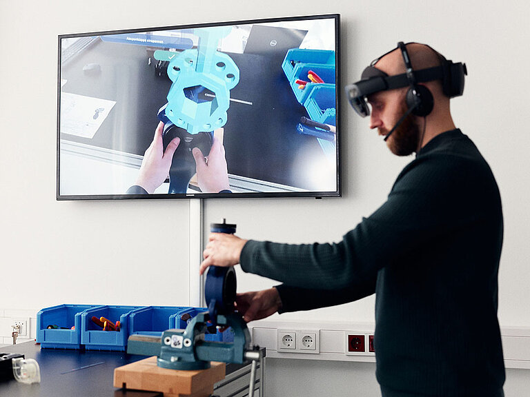 Audio-visuelle Datenbrille aus dem Forschungsprojekt AVIKOM Audio-visuelle Datenbrille aus dem Forschungsprojekt AVIKOM