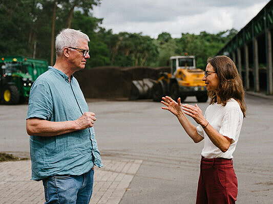 Prof. Hans Brandt-Pook und Prof. Christiane Nitschke von der Hochschule Bielefeld auf der Deponie Pohlsche Heide in Hille.